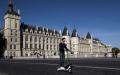 在巴黎塞纳河兑换桥(Pont au Change)上，共享电动滑板车巨头Lime法国公司总裁亚杰介(Arthur-Louis Jacquier)正骑着一辆电动滑板车。(AFP/Getty Images)