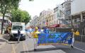 7月20日，法轮功在巴黎举行大游行。图为欧洲天国乐团正在经过巴黎华人区美丽城；
