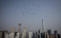 中国军机再发生坠毁事故，造成三人死亡。三人遇难前不久，刚刚参加了十一期间的大阅兵中“70图案”的飞行表演。（图片来源：Wang He/Getty Images）