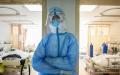 一名医务人员在医院的隔离病房里站着休息。（Getty Images）