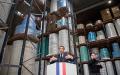 3月31日，法国总统马克龙造访昂热（Angers）郊区克罗米-霍普（Kolmi-Hopen）的口罩工厂 。（AFP/Getty lmages）