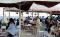 5月30日，巴塞罗那民众在海边餐厅享受晚餐。（AFP via Getty Images）