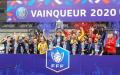 7月24日，巴黎圣日耳曼（PSG）与圣埃蒂安（ASSE）的法国杯决赛足球赛在圣德尼法兰西大球场举行，巴黎圣日耳曼球员在夺冠后捧着奖杯庆祝。（AFP/Getty Images）