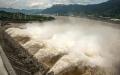 三峡大坝正在泄洪。（STR/AFP/Getty Images）