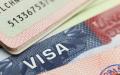  一本护照上的赴美签证（123RF）