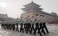 2020年5月，全国政协会议在北京举行开幕式时，一队军人在紫禁城入口旁行进。（NICOLAS ASFOURI/AFP via Getty Images） 