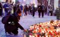 奥地利首都维也纳11月2日发生致命枪击案，一名奥籍华人因伤势严重不幸死亡。图为11月5日，人们相继在市区的一处临时纪念地点摆放蜡烛和鲜花，悼念受害者。（Thomas Kronsteiner/Getty Images）