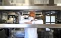 法国名厨Guy Savoy在位于La Monnaie de Paris的Guy Savoy餐馆空荡的厨房（CHRISTOPHE ARCHAMBAULT/AFP via Getty Images）