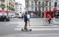   2019年6月17日，法国巴黎，一名男子在勒马尔的里沃利街骑着电动滑板车。（Paulo Amorim/AFP via Getty Images）