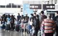 6月3日，意大利罗马机场，旅客在排队等候办理登记手续。（FILIPPO MONTEFORTE/AFP via Getty Images）
