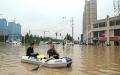 7月23日，洪水中的郑州市民（NOEL CELIS/AFP via Getty Images）