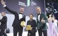 Virj Kan（中）在德国绿色科技节上获得“初创公司奖”。（Andreas Rentz/Getty Images for Greentech Festival）