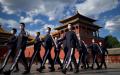 中国人民政治协商会议（CPPCC）在北京闭幕之日，穿着运动服的中共士兵在紫禁城入口巡逻（图片来源：NOEL CELIS/AFP via Getty Images）