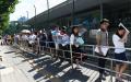中国民众在美国驻华大使馆外等待签证。（GREG BAKER/AFP/Getty Images）