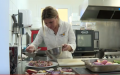 女厨师克莱尔 瓦莉（Claire Vallée）主厨的餐馆在2021年1月获得米其林绿色一星的荣誉（图片来源：视频截图）