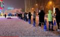 内蒙古呼和浩特市民夜间零下4度在大雪中排队等待做核酸检测。（图片来源：视频截图）