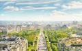 从凯旋门上眺望香榭丽舍大道，街道的尽头依次是协和广场（Place de la Concorde）、杜乐丽花园（Jardin des Tuileries）和卢浮宫（Musée du Louvre）。（123RF）