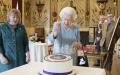 英国女王伊丽莎白二世切蛋糕来庆祝其“白金禧年”的开始。（Jonathan Brady - WPA Pool/Getty Images）