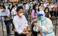 上海解封后，居民在服务消费的各方面也需遵守严格的防疫规定。（图片来源：HECTOR RETAMAL/AFP via Getty Images）