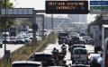 2020年7月31日，巴黎环线上的禁止3、4、5号标签和无归类车辆通行的告示牌。（ALAIN JOCARD/AFP via Getty Images）