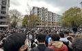 网传11月27日清华大学紫荆园门前至少一二千学生抗议，高呼“民主法治，言论自由”。（图片来源：视频截图）