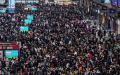 2023年1月15日上海黄历新年前客流量达到高峰，大批民众聚集在上海虹桥火车站门口等候火车。（图片来源：Kevin Frayer/Getty Images）