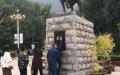 兰州五泉山公园的霍去病雕像前，游客排长队去摸霍去病雕塑祈福。