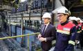 5月12日，法国总统马克龙（左）参观了位于法国敦刻尔克（Dunkerque）的铝厂。台湾辉能科技将投资52亿欧元建造一座巨型电池工厂，并创造3000个就业机会。（PASCAL ROSSIGNOL/POOL/AFP via Getty Images）