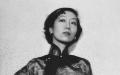 张爱玲（1920年9月30日－1995年9月8日），本名张煐，中国现代著名女作家。此图为张爱玲1946年在香港的照相馆拍摄。