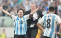 6月15日，在阿根廷和澳大利亚友谊赛中一名球迷突进场被安保追赶。（Getty Images）