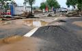 图为2021年河南省郑州连日发生严重洪水导致道路下沉。（图片来源： JADE GAO/AFP via Getty Images）