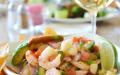 鲜虾沙拉搭配各种口味的酱汁，是夏季聚会宴客最佳的菜单。（图片来源：Pixabay）