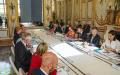9月25日，法国总统马克龙（右三）在巴黎爱丽舍宫举行的生态规划委员会上讲话。周一特别政府会议后，马克龙公布了法国未来七年内气候相关承诺的做法。（MICHEL EULER/POOL/AFP via Getty Images）