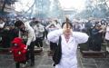 2024年1月1日，民众在北京雍和宫烧香拜佛。（Getty Images）