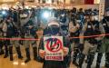 图为2020年4月，数百名香港市民在太古城中心聚集，争取五大诉求，并反对23条立法。（图片来源：Anthony Kwan/Getty Images）
