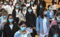 武汉一所大学的学生在排队接种COVID-19疫苗。（图片来源：Getty Images）