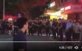 深圳一名打工仔讨薪被警察殴打后在公众场所怒斥警察。（图片来源：视频截图）