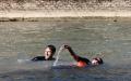 7月17日，巴黎市长伊达尔戈（右）和奥组委主席埃斯坦盖在塞纳河中游泳。（JOEL SAGET/POOL/AFP via Getty Images）
