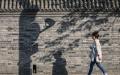 北京街头一位行人（JADE GAO/AFP via Getty Images）