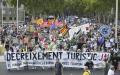 7月6日，巴塞罗那示威者举着“减少旅游业”的标语，上街游行。(JOSEP LAGO/AFP via Getty Images)