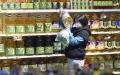 2022年10月9日，沈阳某超市内，顾客在购买食用油。（STR/AFP via Getty Images）