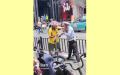 上海外卖小哥被交警抢电动车，于是怒摔对方并大喊：“ 非要逼我造反吗？”（图片来源：视频截图）