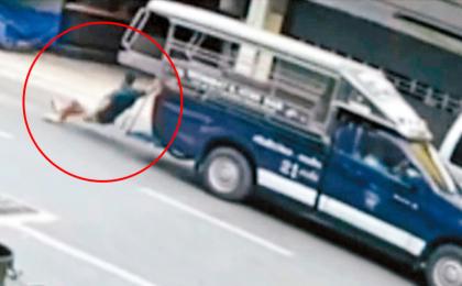 现年48岁的香港警长林志辉独自前往庙宇拜神，不料乘搭当地载客的双排车时出事，被抛出车外跌死。（网上图片）