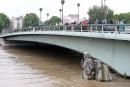 巴黎塞纳河水位达百年第三高                           罕见降雨量            全法多地区发出橙色警报