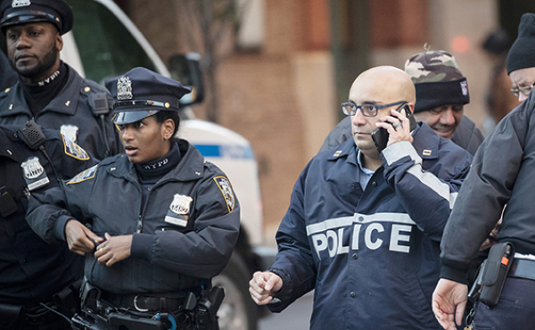 10月25日，在纽约曼哈顿发现有可疑包裹寄给罗伯特•德尼罗。警察聚集在包裹炸弹被发现的地点附近。(Getty Images)