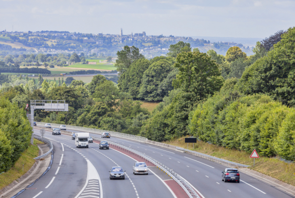 法国诺曼底地区的高速公路 (123RF)