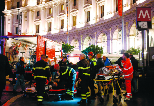 10月23日罗马，通往Repubblica地铁站的自动扶梯在据信是由俄罗斯足球迷引发的事故中倒塌。（AFP/Getty Images）