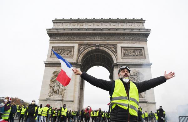 “黄背心”在凯旋门前示威。（AFP/   Getty Images）