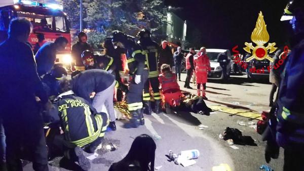 意大利一家夜店7日举办演唱会时，疑似有人喷洒不明刺激性物质造成恐慌，引发人群逃窜，导致6人死亡及120人受伤。（图取自twitter.com/emergenzavvf）