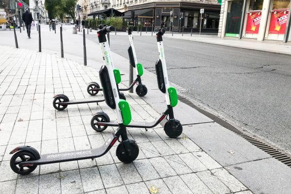 巴黎市政府从7月底开始，针对电动滑板车开出禁令，禁止其停放在人行道上。（123RF）